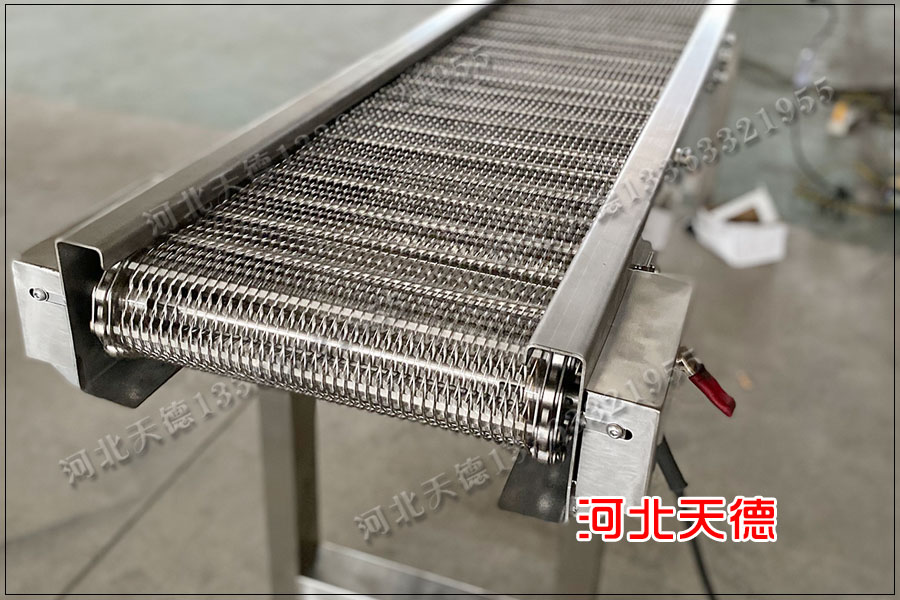 不銹鋼網(wǎng)鏈?zhǔn)捷斔蜋C